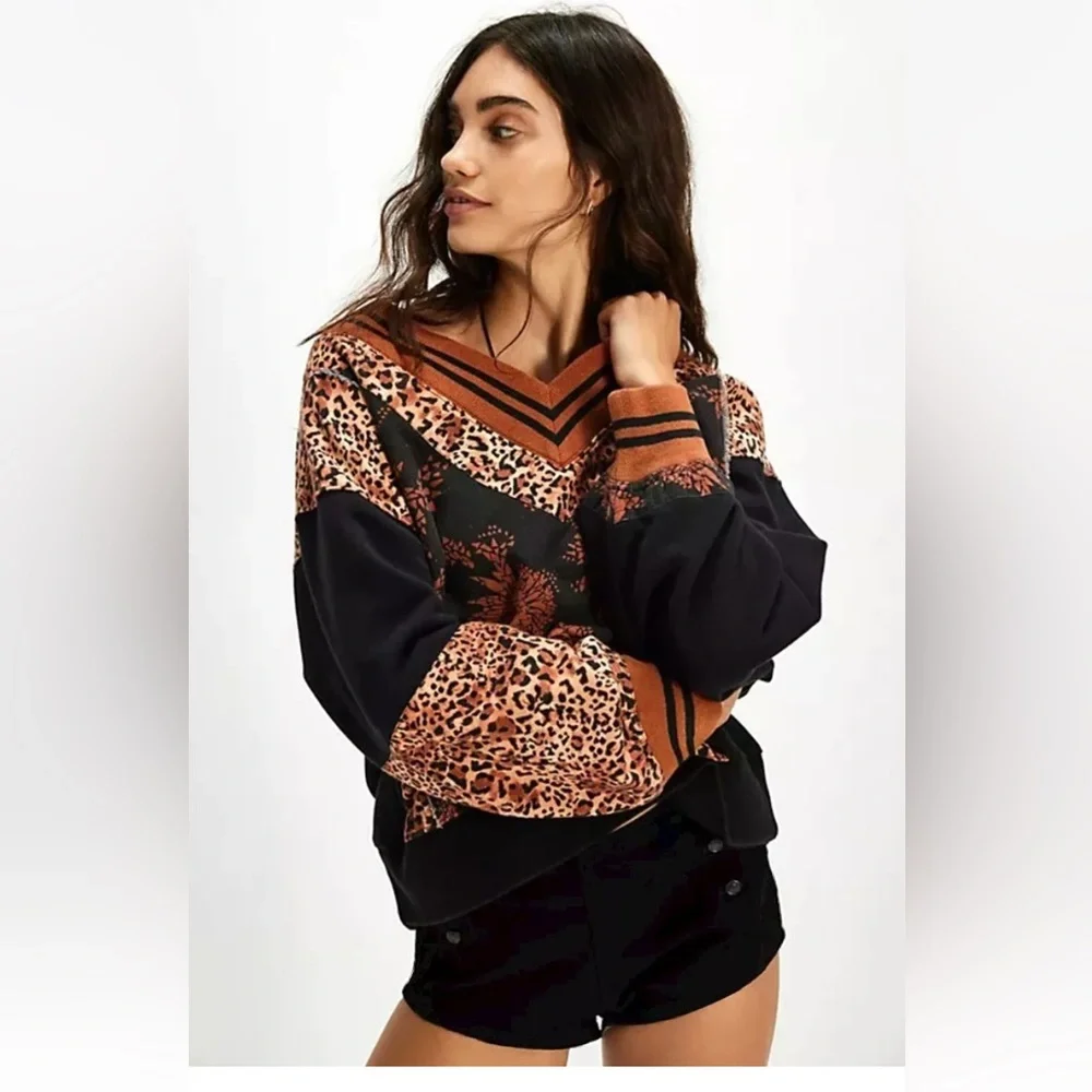 Free People Lucy Sweatshirt Animal Leopard Black V Neck Crop Patchwork - Picture 3 of 6